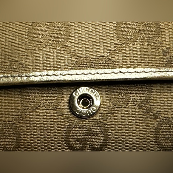 Authentic GUCCI Gold Monogram Key Holder GUC - Picture 5 of 17